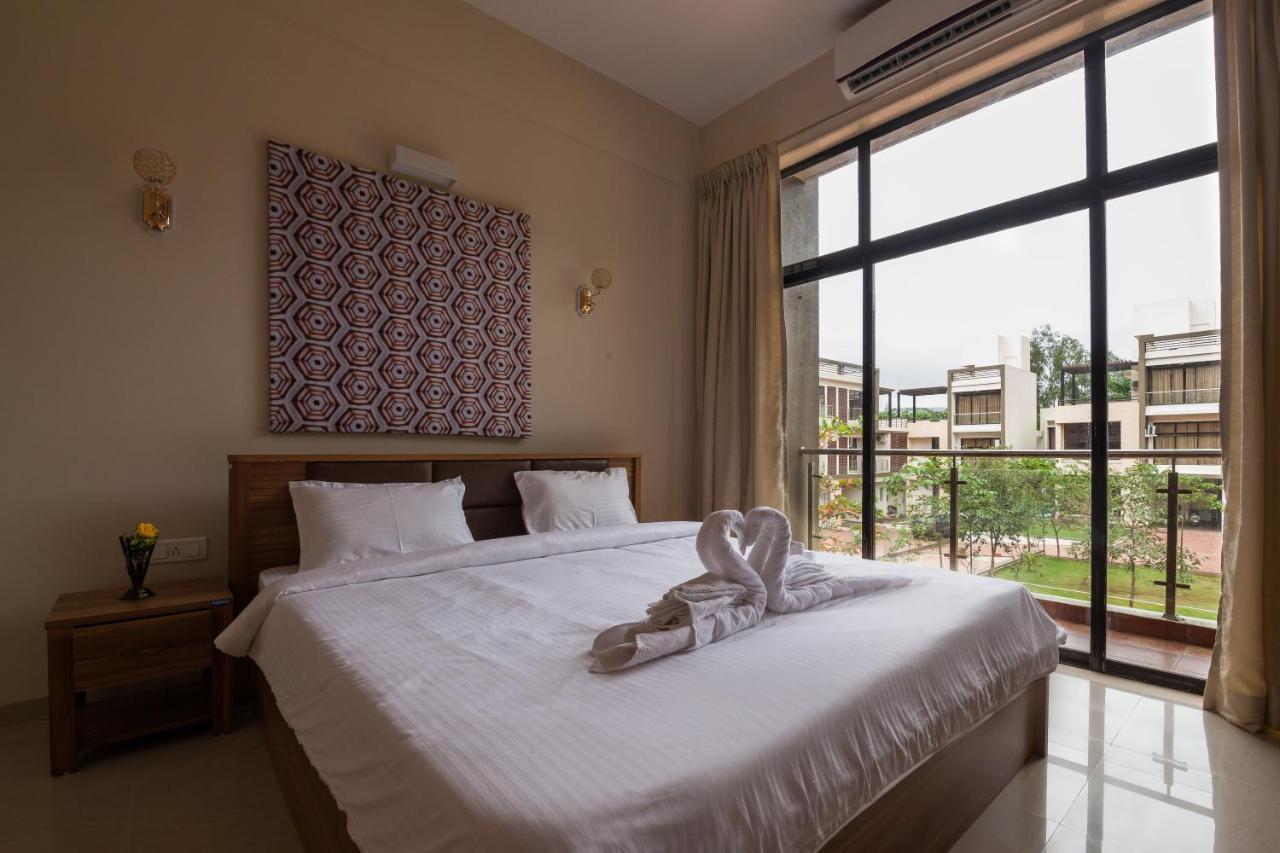 Stayvista'S Greenwoods Villa 10 - City-Center Villa With Private Pool, Terrace, Lift & Carrom Board Lonavla Zewnętrze zdjęcie