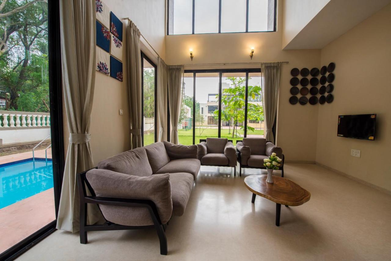 Stayvista'S Greenwoods Villa 10 - City-Center Villa With Private Pool, Terrace, Lift & Carrom Board Lonavla Zewnętrze zdjęcie